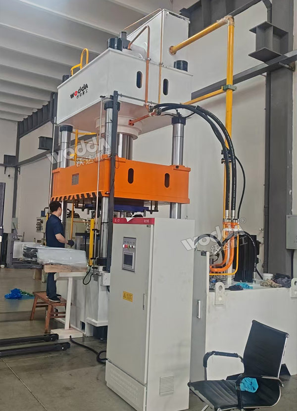 630噸汽車(chē)配件成型液壓機(jī) 630噸汽車(chē)配件成型液壓機(jī)