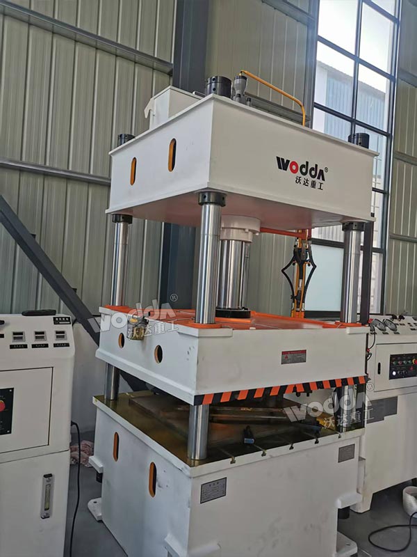 100噸四柱液壓機(jī)調(diào)試現(xiàn)場(chǎng)