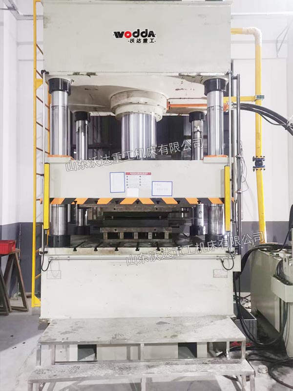 500噸四柱液壓機現(xiàn)場 500噸四柱液壓機現(xiàn)場